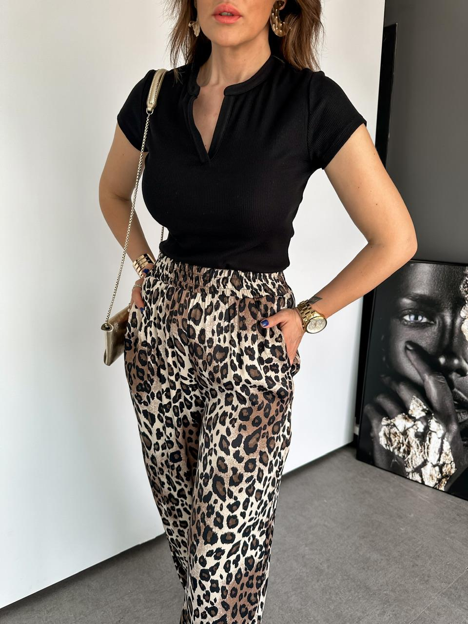 Siyah Yaka Detaylı Cotton Tshirt