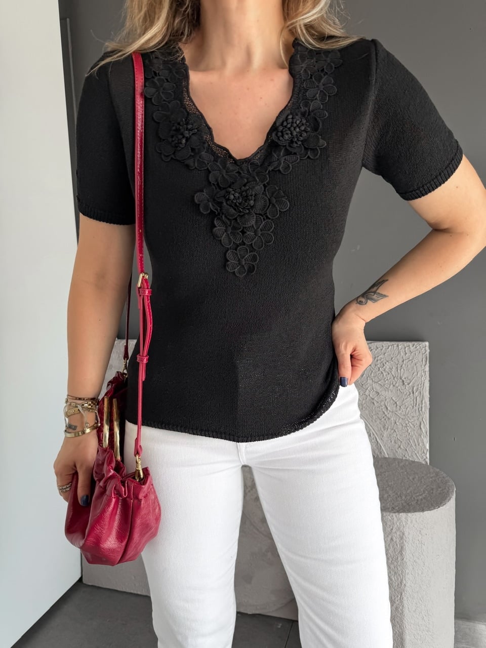 Siyah Yakası Çiçekli Kısa Kollu Triko
