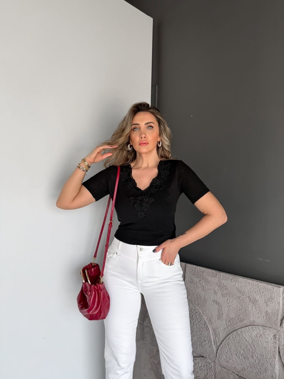 Siyah Yakası Çiçekli Kısa Kollu Triko