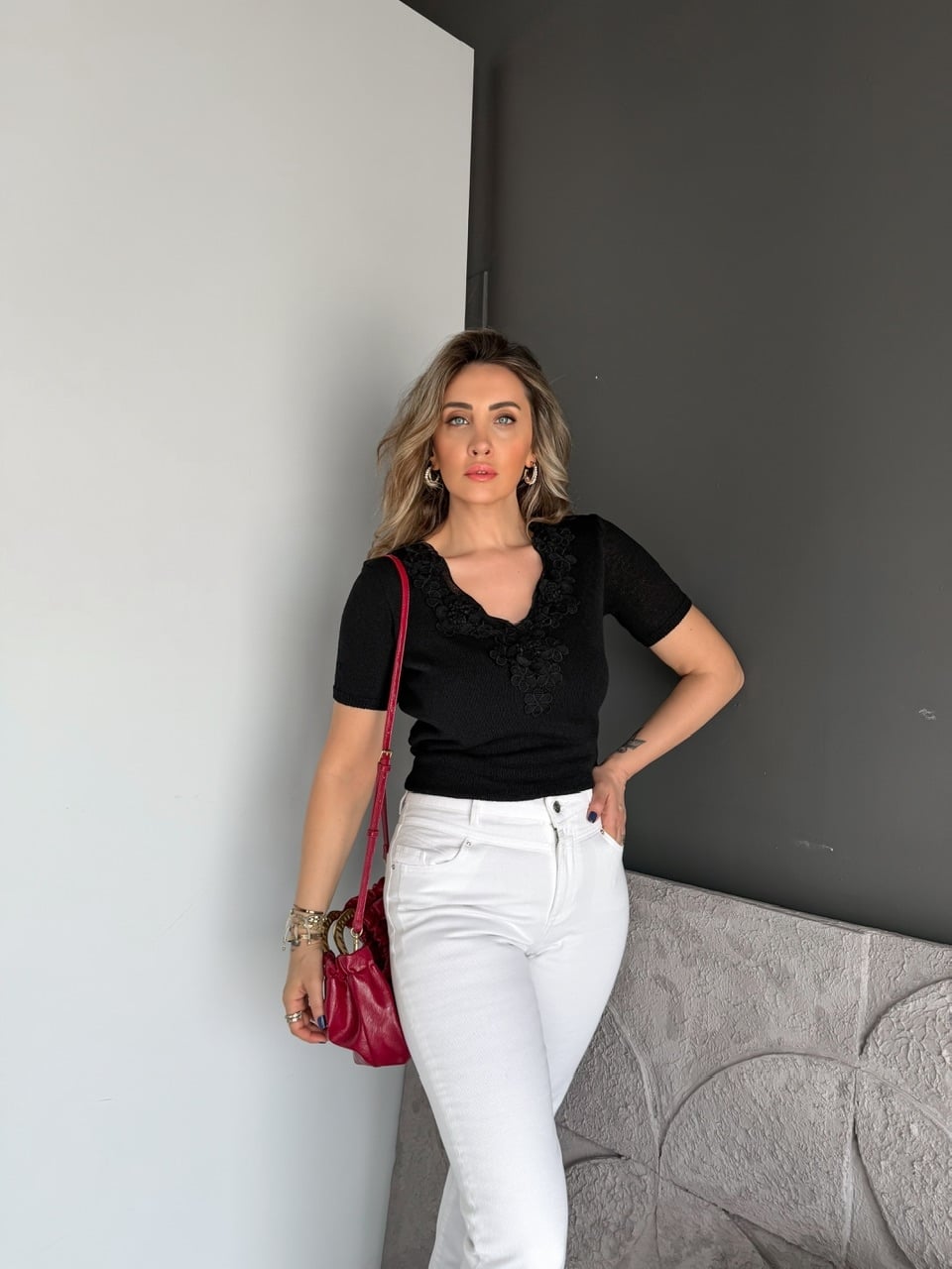 Siyah Yakası Çiçekli Kısa Kollu Triko