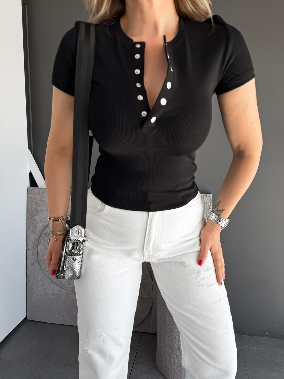 Siyah Yakası Çıtçıtlı Kısa Kollu Tshirt