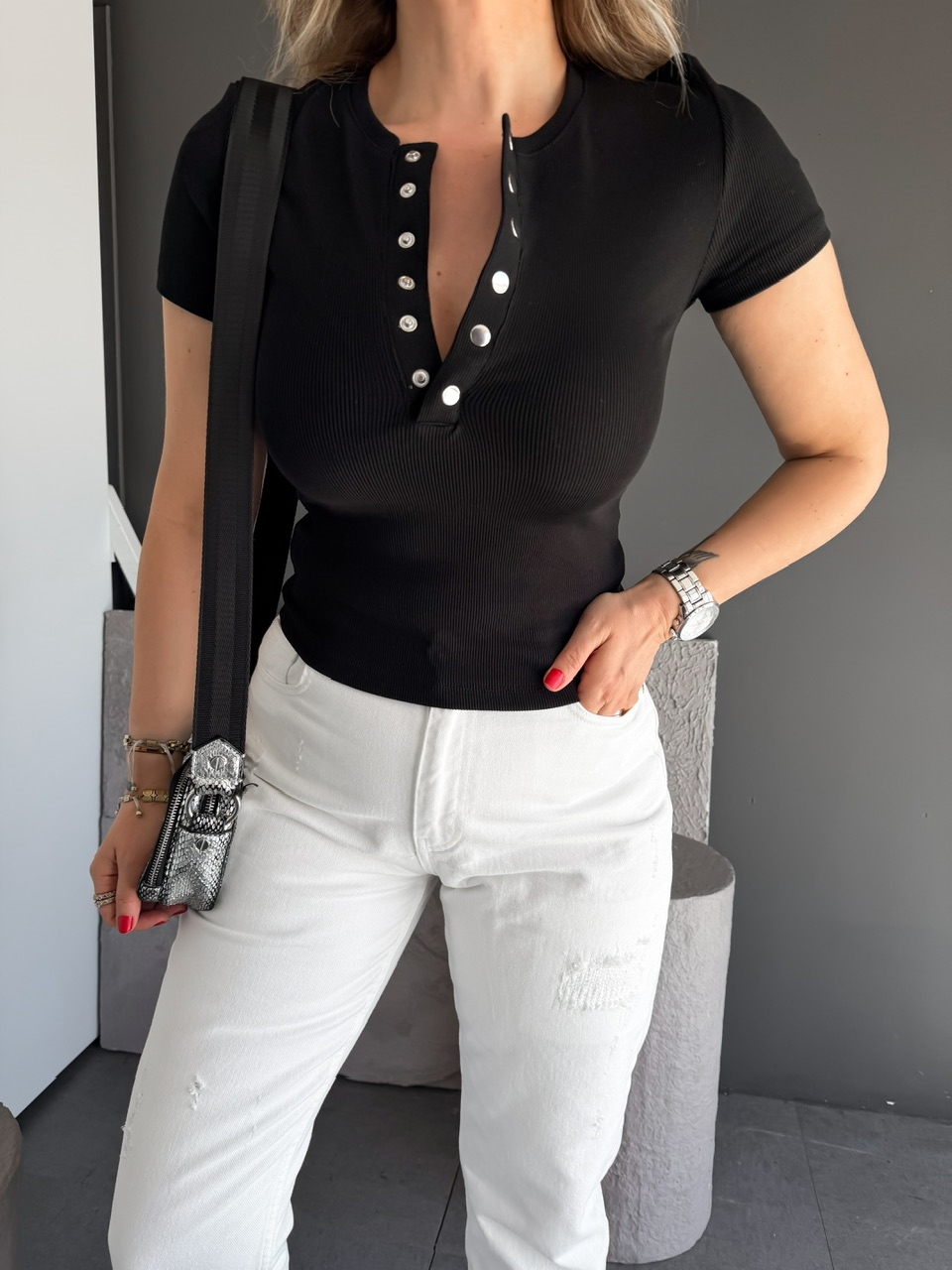 Siyah Yakası Çıtçıtlı Kısa Kollu Tshirt