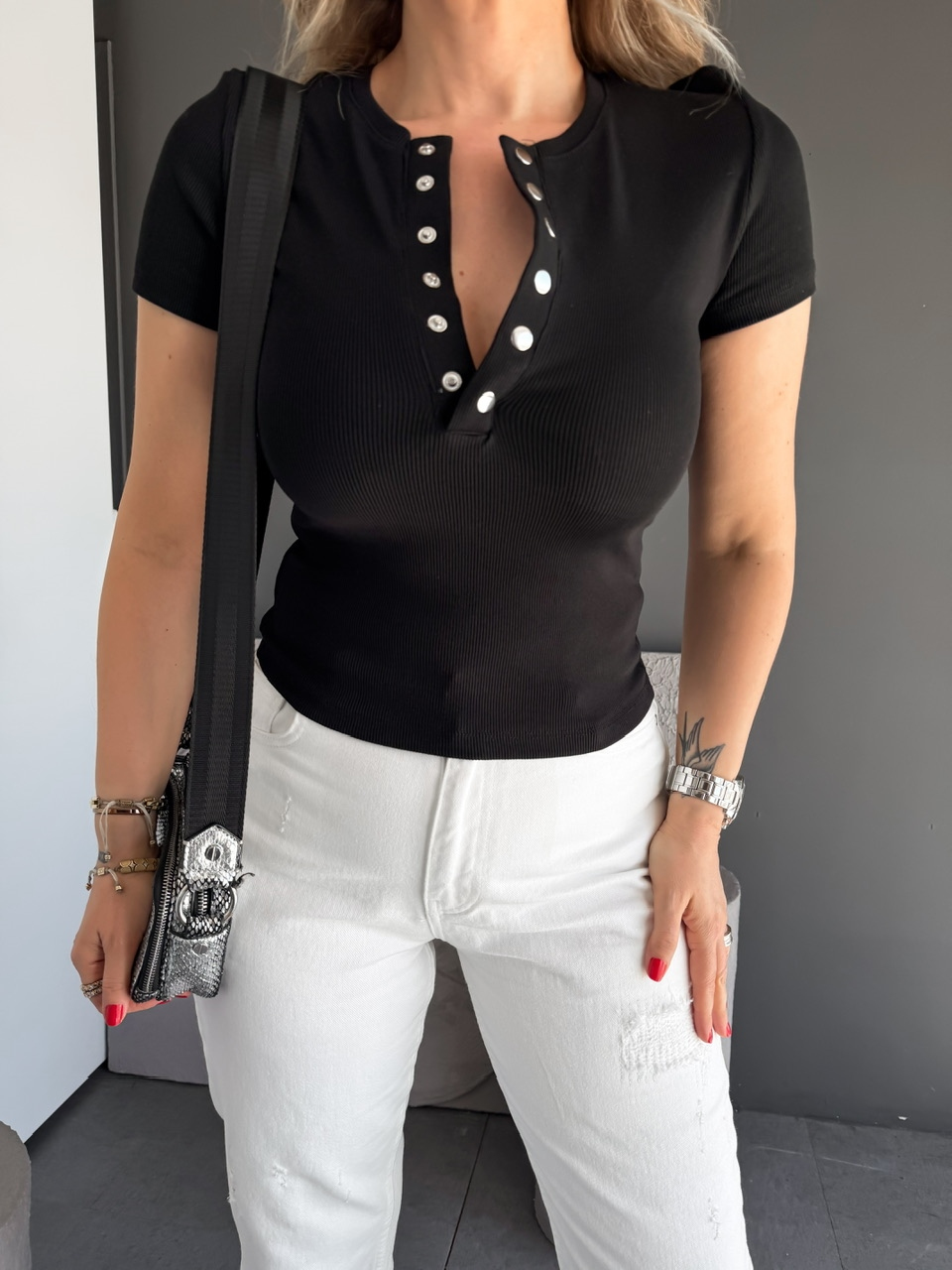 Siyah Yakası Çıtçıtlı Kısa Kollu Tshirt