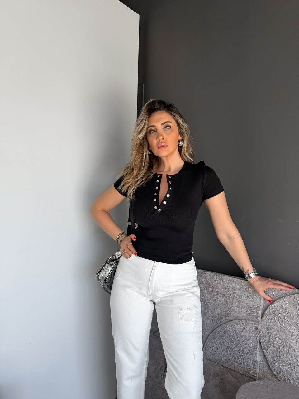Siyah Yakası Çıtçıtlı Kısa Kollu Tshirt