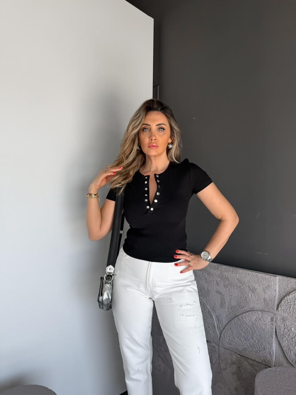 Siyah Yakası Çıtçıtlı Kısa Kollu Tshirt