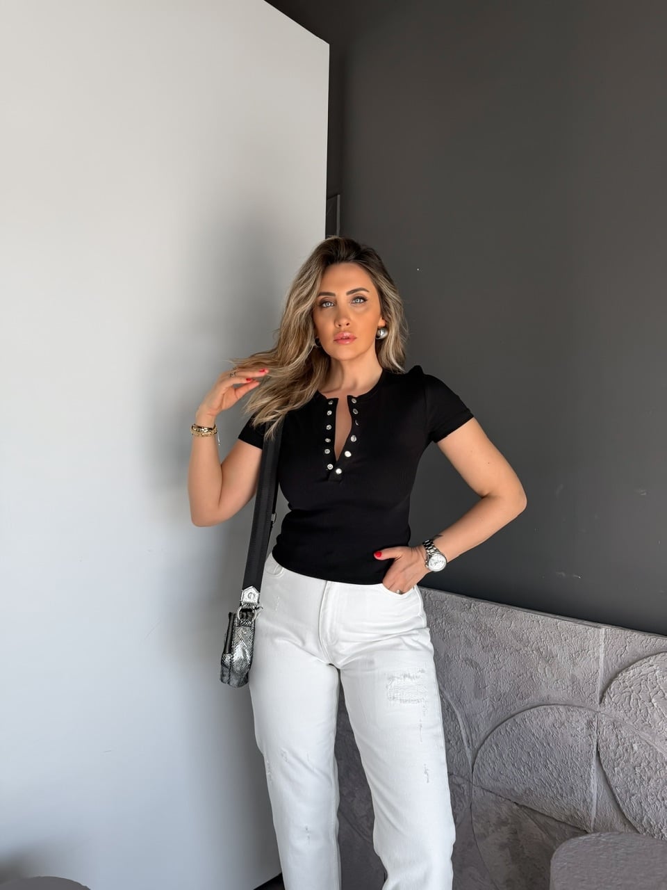 Siyah Yakası Çıtçıtlı Kısa Kollu Tshirt