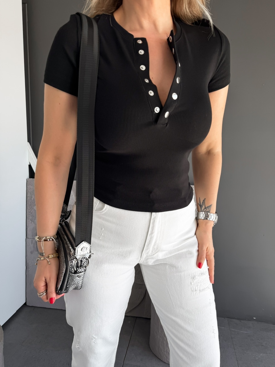 Siyah Yakası Çıtçıtlı Kısa Kollu Tshirt