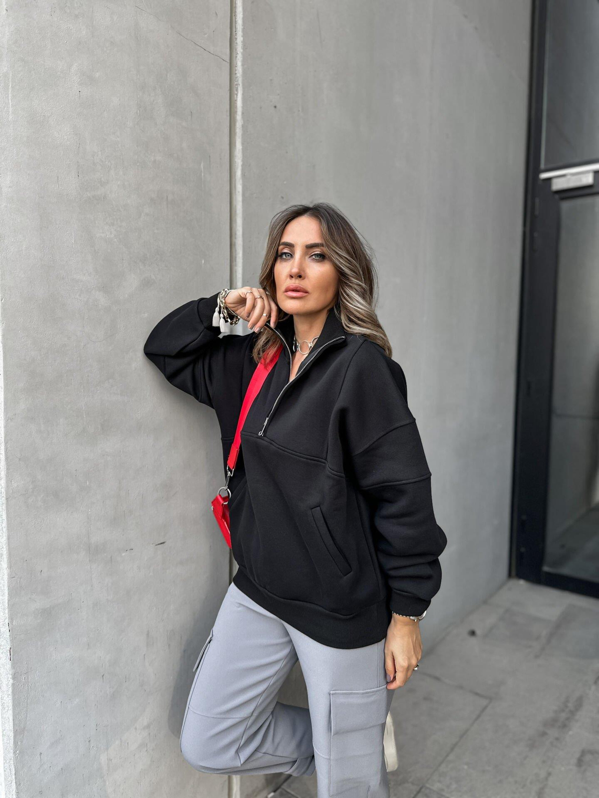Siyah Yakası Fermuarlı Basic Sweatshirt