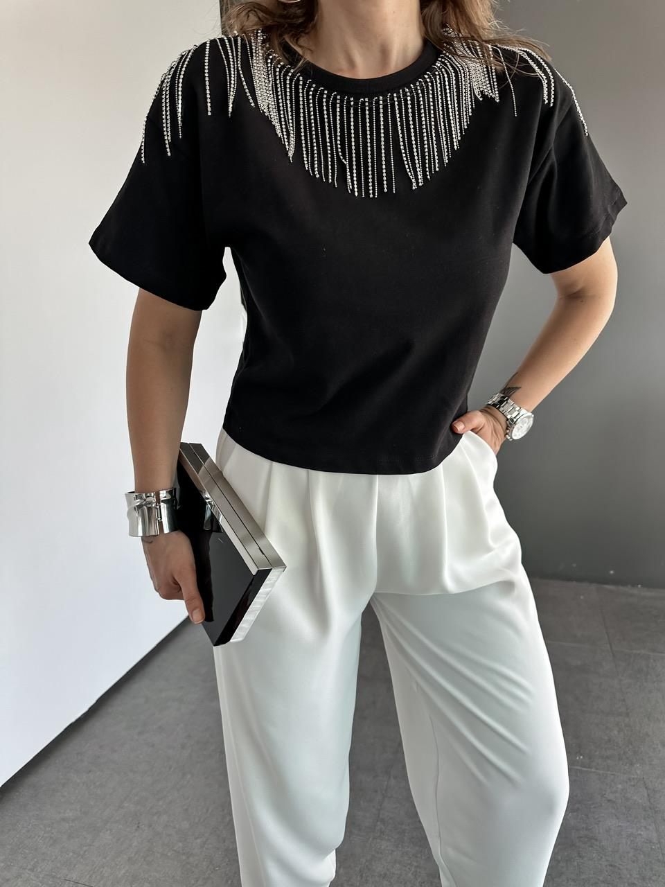 Siyah Yakası Taş Ve Zincirli Tshirt