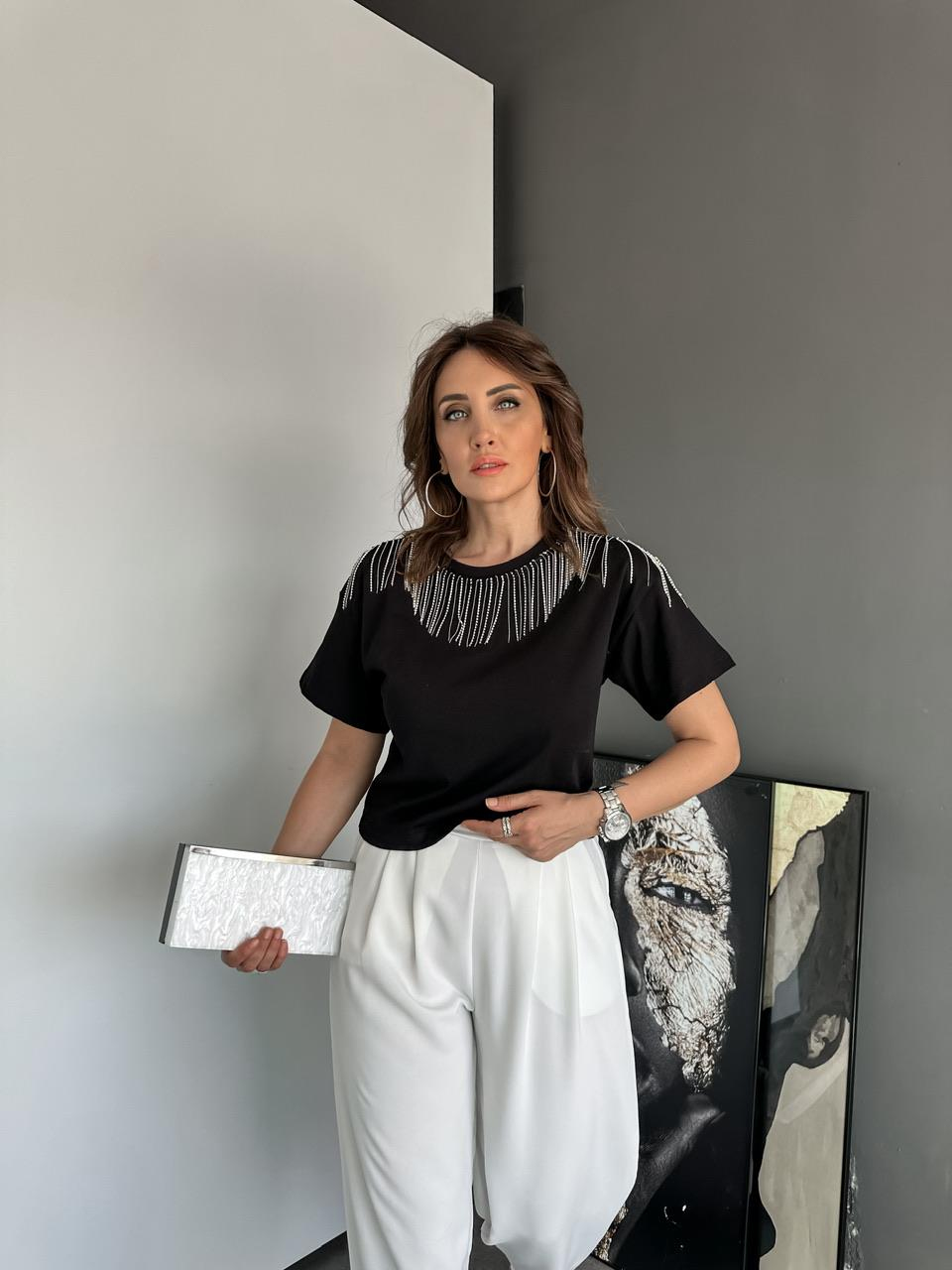Siyah Yakası Taş Ve Zincirli Tshirt