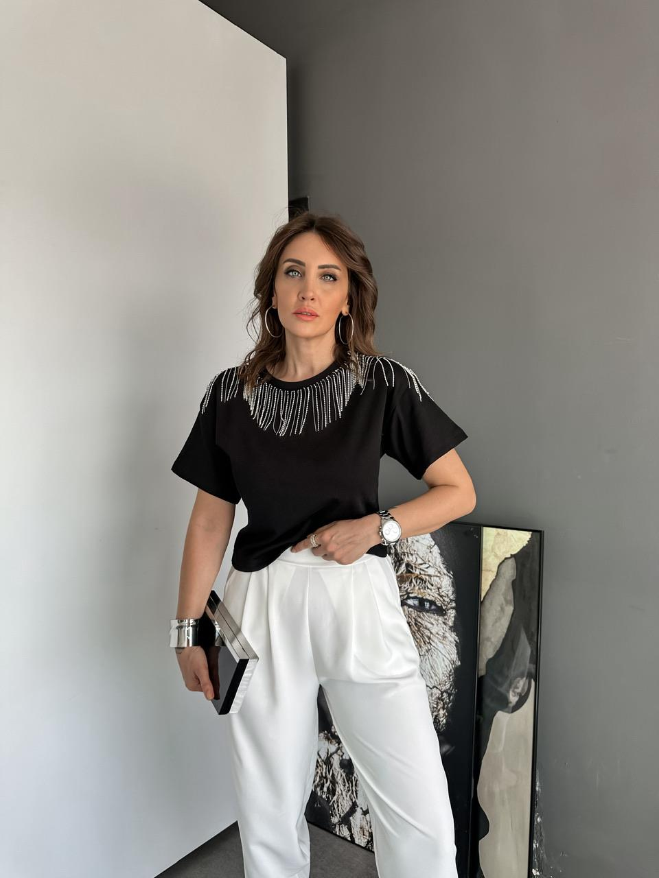 Siyah Yakası Taş Ve Zincirli Tshirt