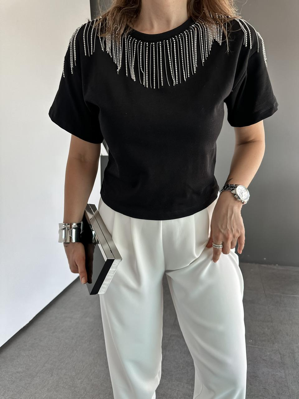 Siyah Yakası Taş Ve Zincirli Tshirt