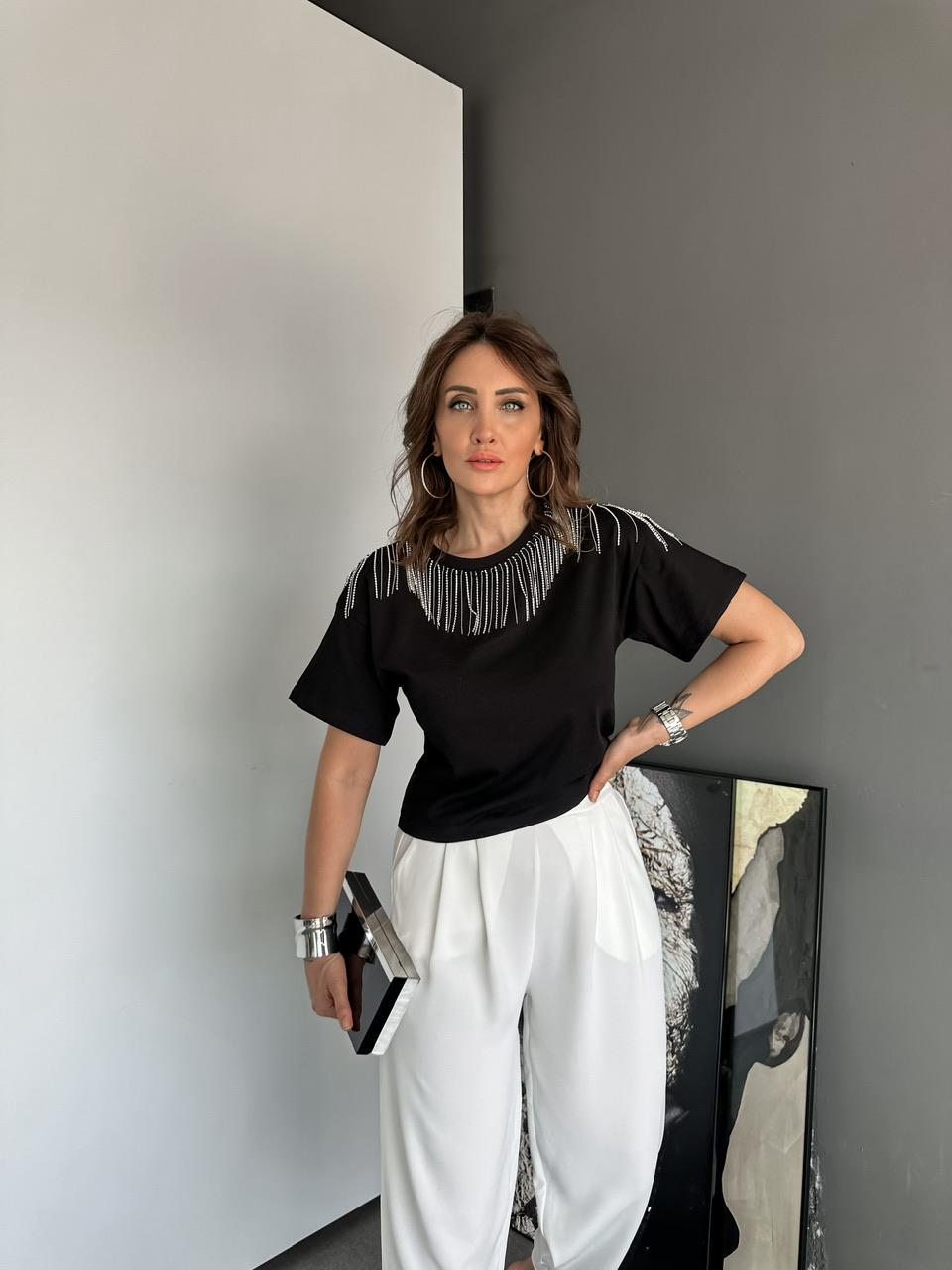 Siyah Yakası Taş Ve Zincirli Tshirt