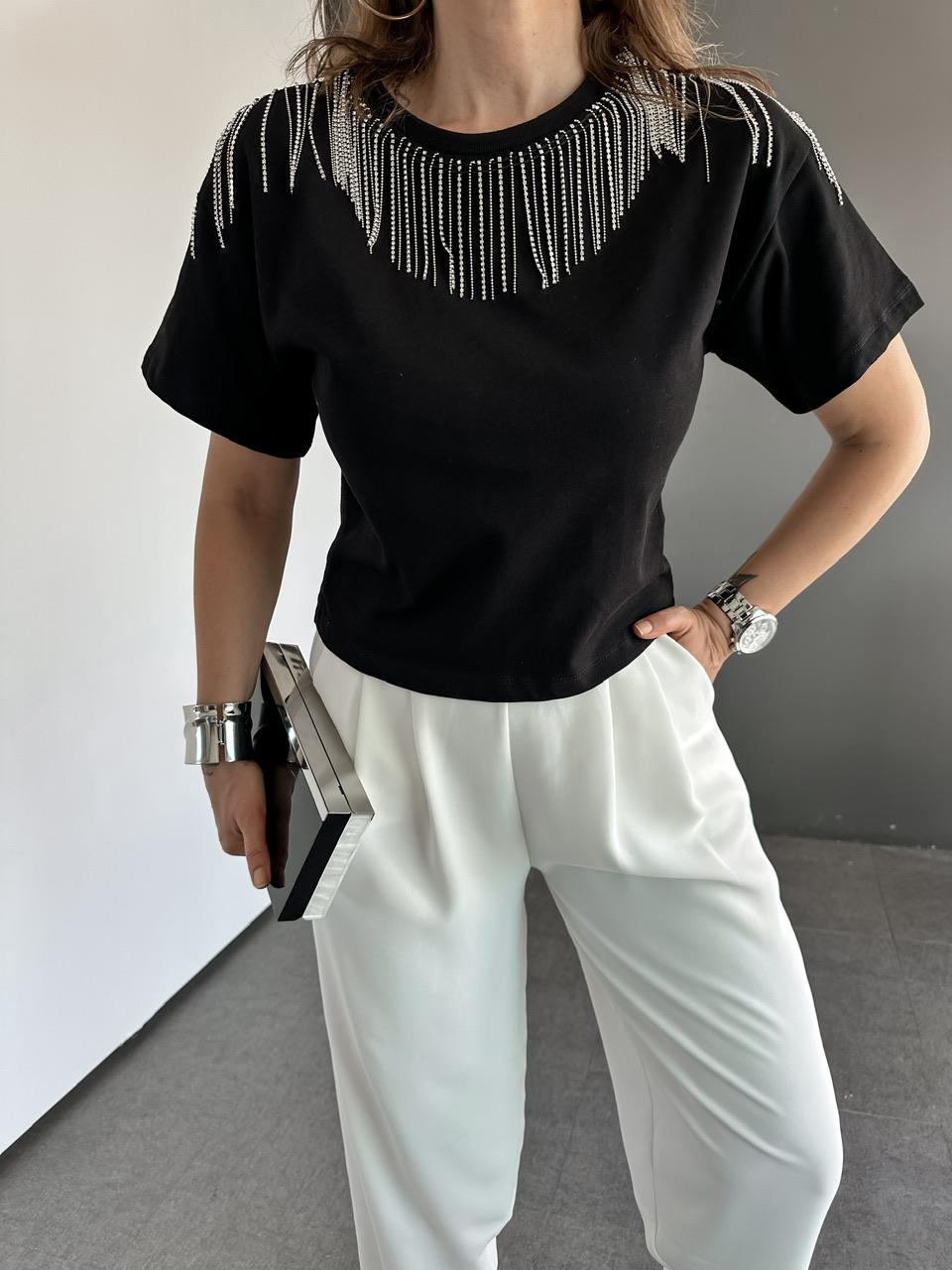 Siyah Yakası Taş Ve Zincirli Tshirt