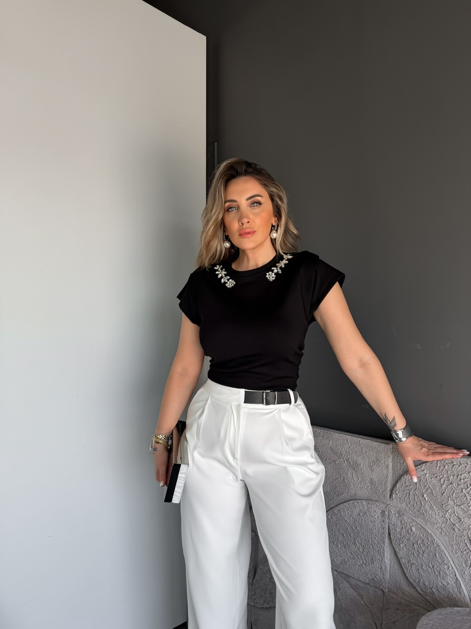 Siyah Yakası Taşlı Omuz Detaylı Tshirt