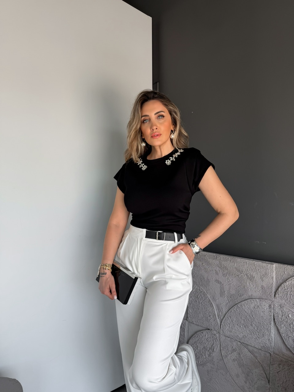 Siyah Yakası Taşlı Omuz Detaylı Tshirt