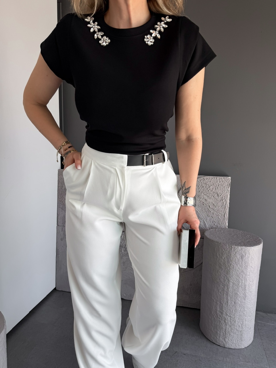 Siyah Yakası Taşlı Omuz Detaylı Tshirt