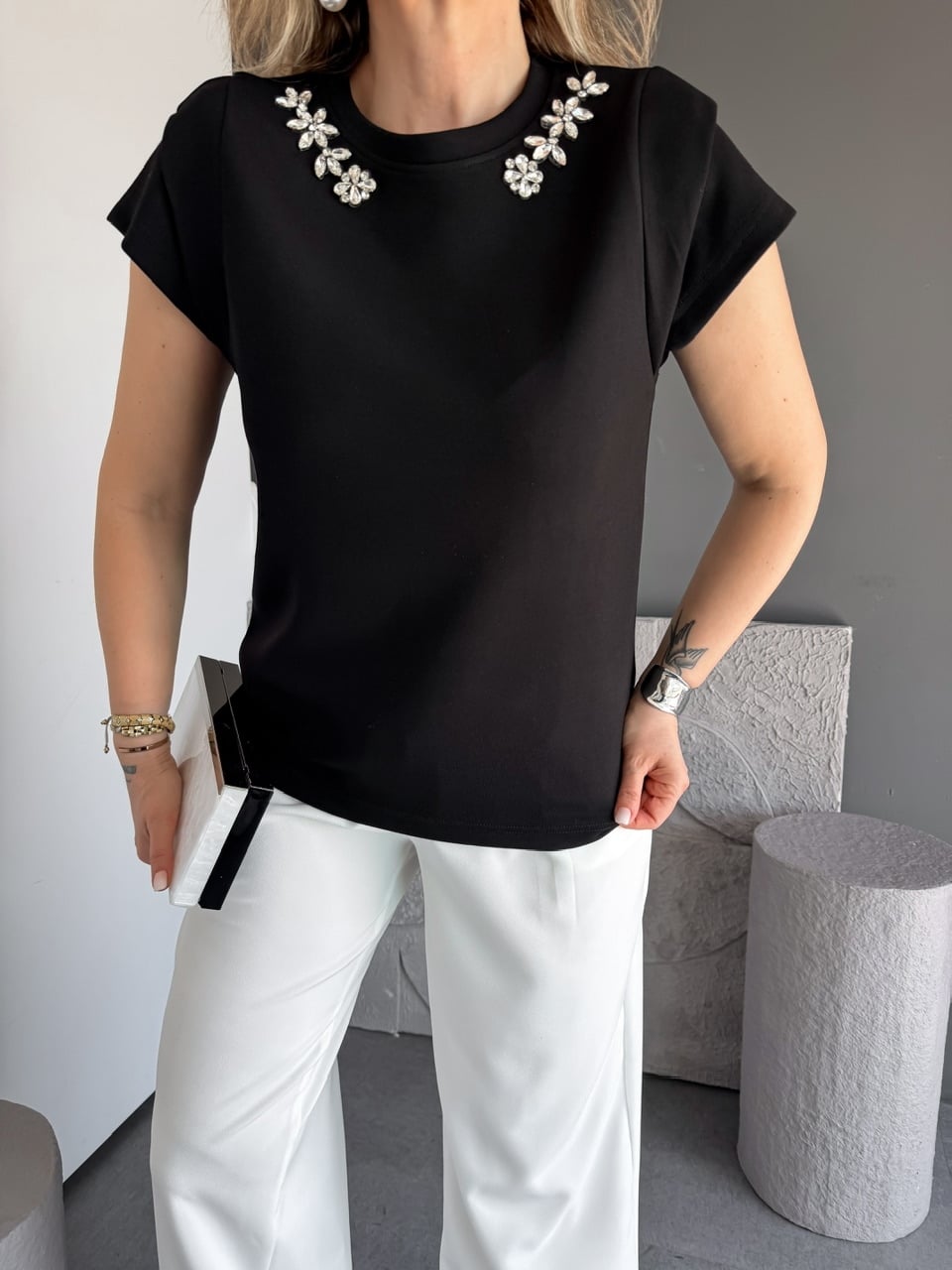 Siyah Yakası Taşlı Omuz Detaylı Tshirt