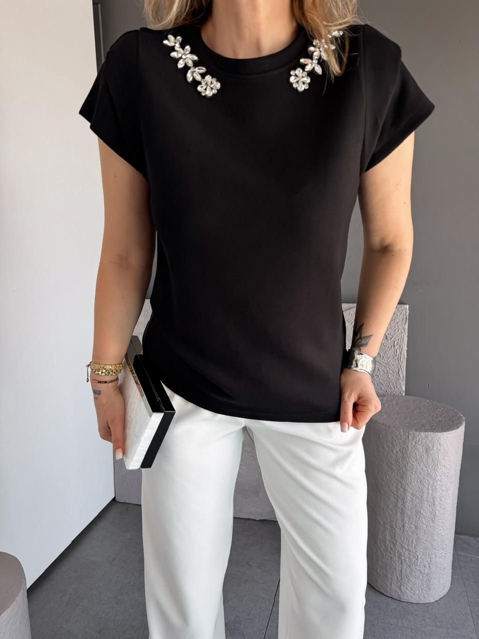 Siyah Yakası Taşlı Omuz Detaylı Tshirt