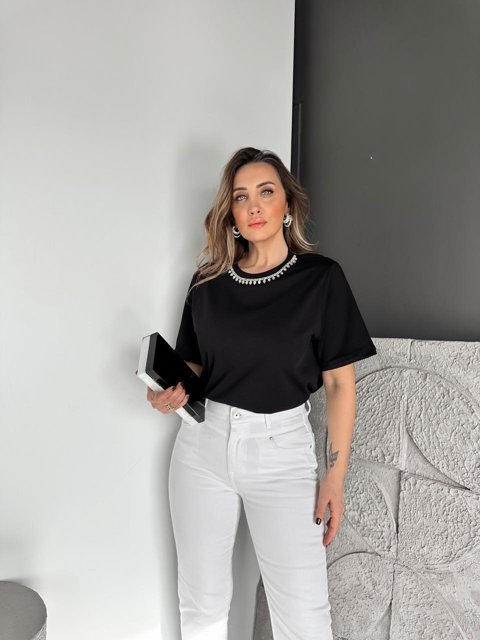 Siyah Yakası Taşlı Orijinal Tshirt