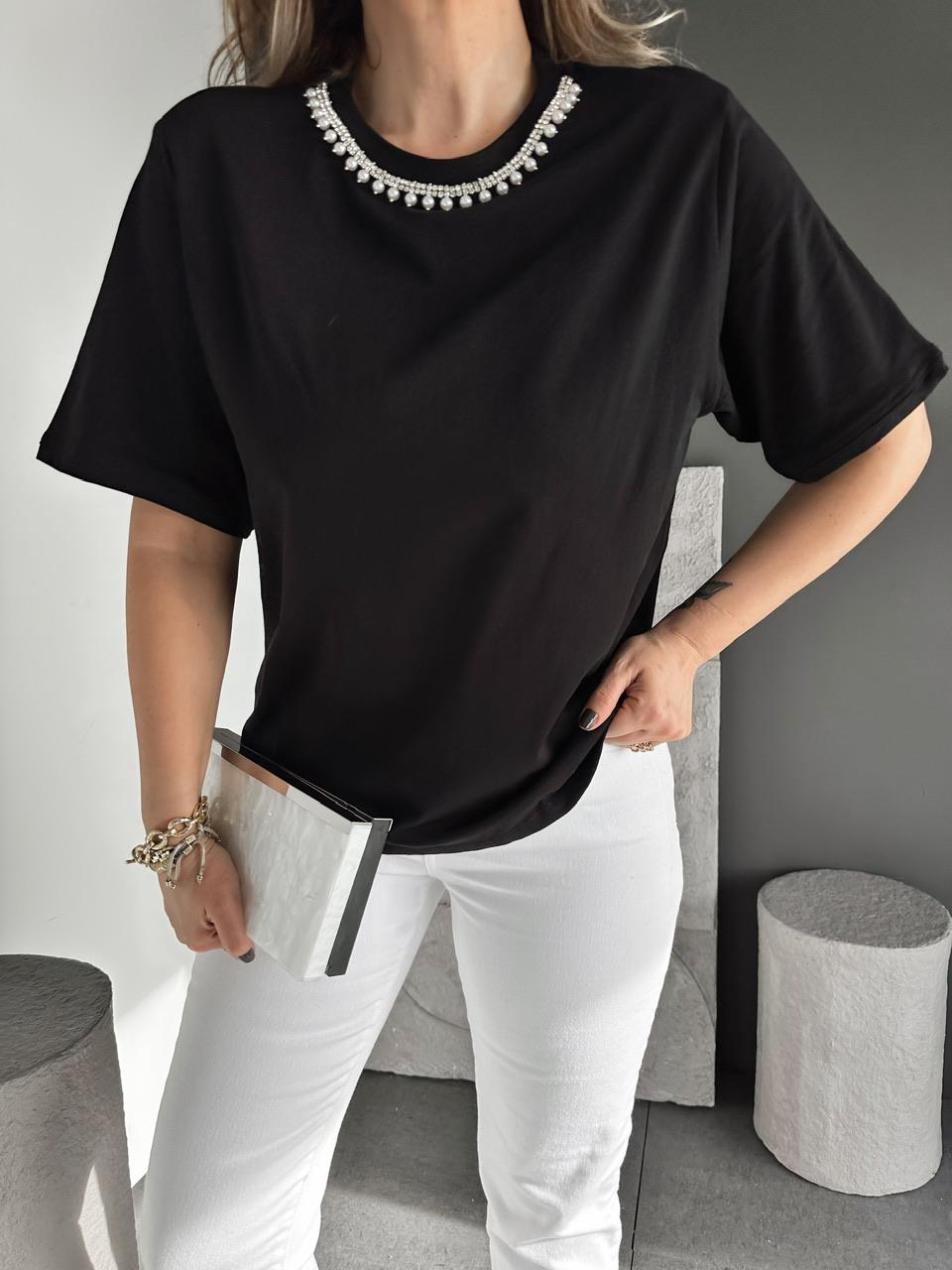 Siyah Yakası Taşlı Orijinal Tshirt