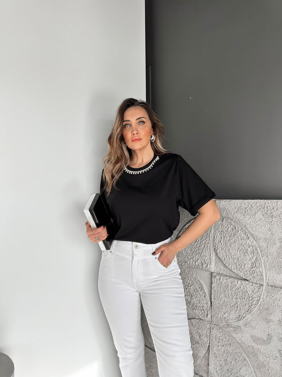 Siyah Yakası Taşlı Orijinal Tshirt