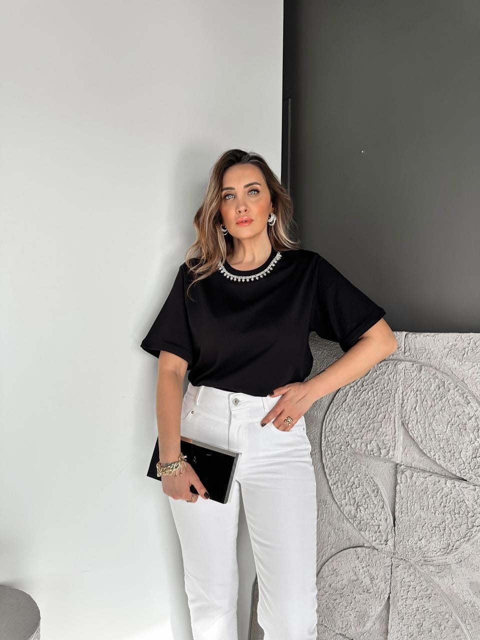 Siyah Yakası Taşlı Orijinal Tshirt