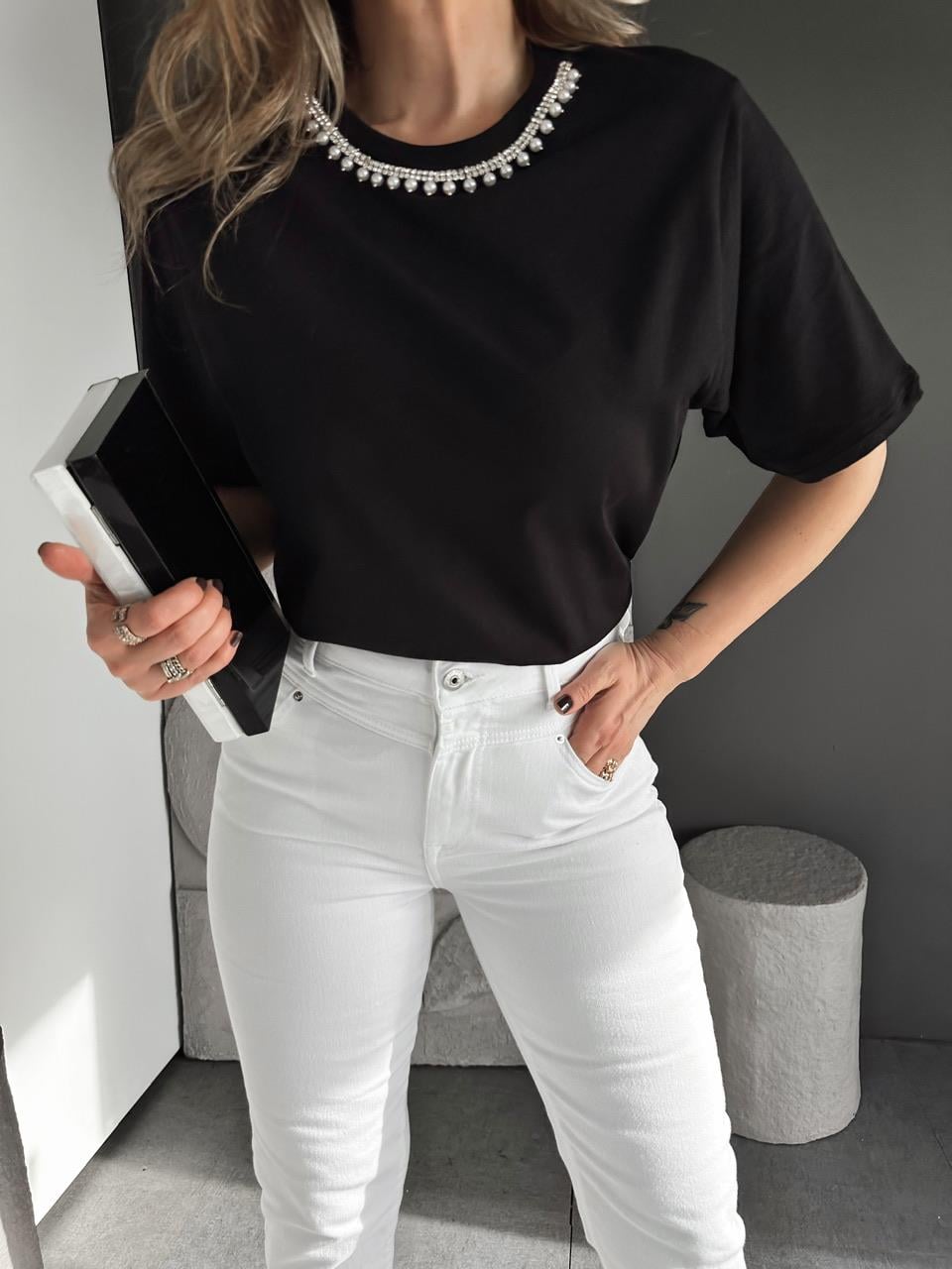 Siyah Yakası Taşlı Orijinal Tshirt
