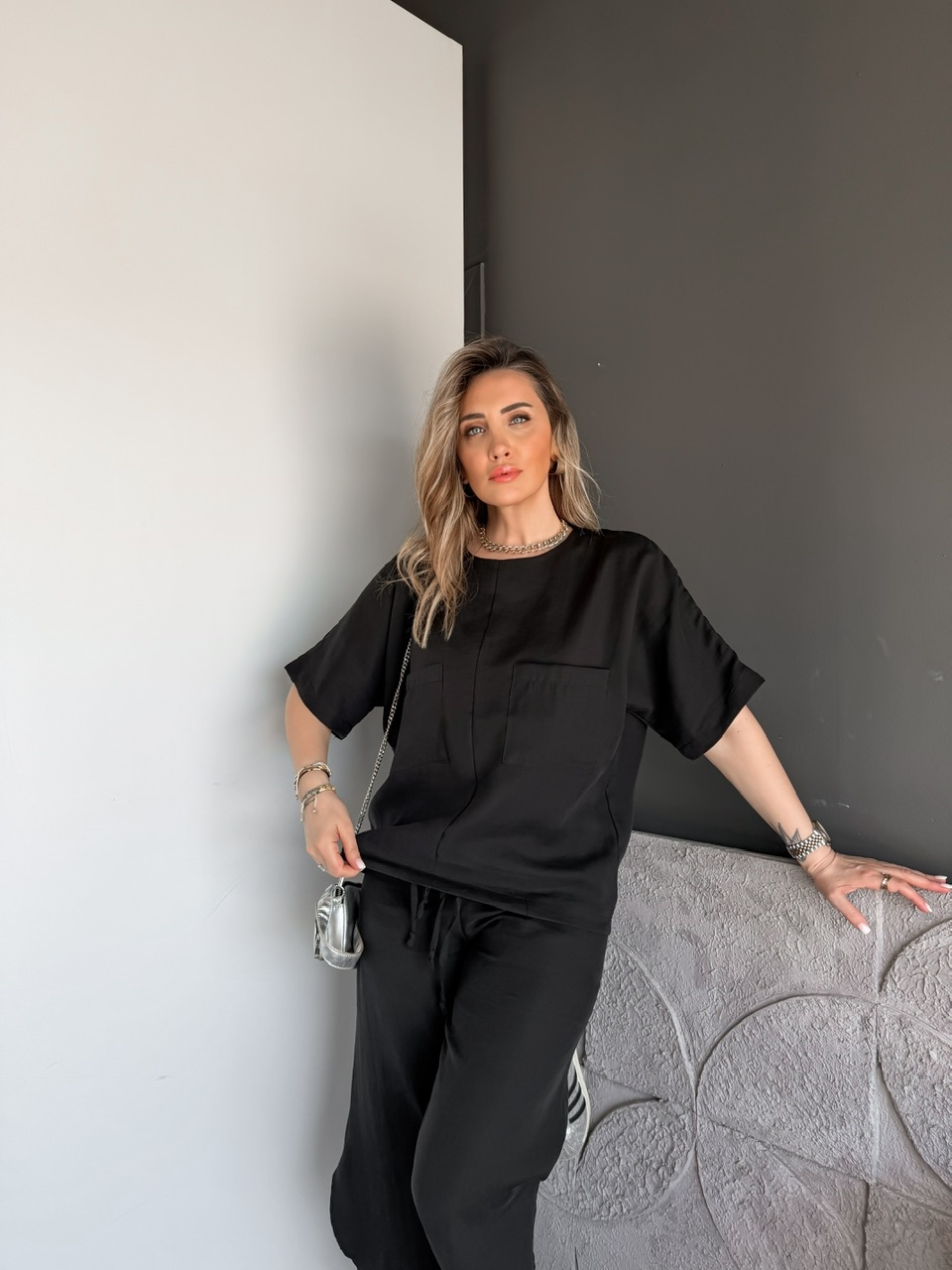 Siyah Yırtmaç Detaylı Beli Büzgülü Takım