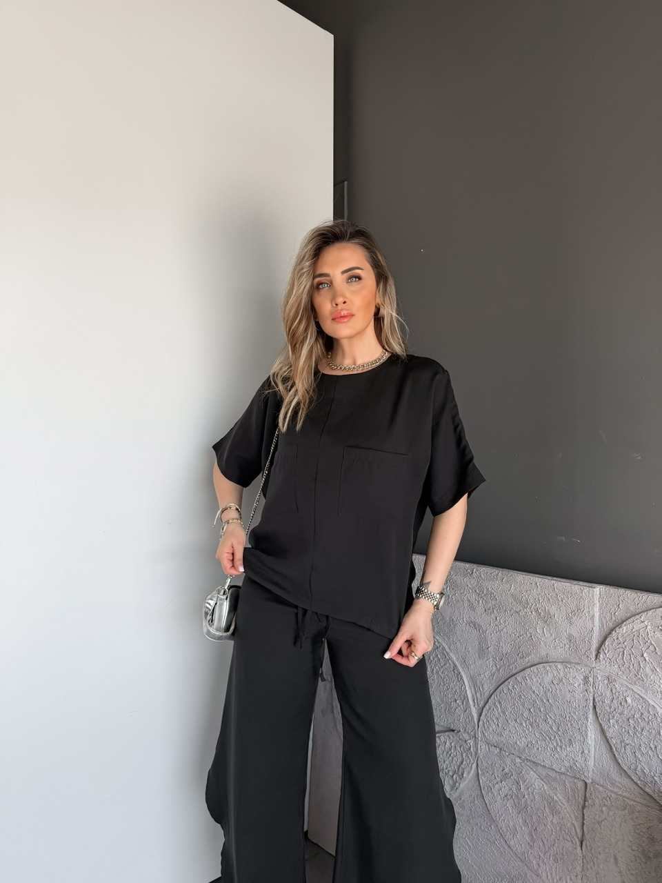 Siyah Yırtmaç Detaylı Beli Büzgülü Takım