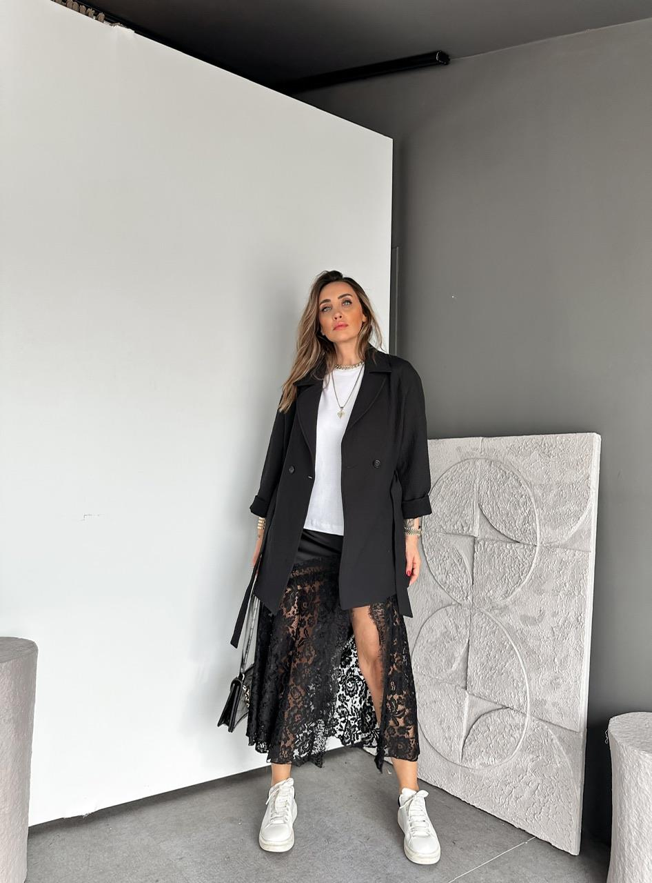 Siyah Yırtmaçlı Dantelli Saten Etek
