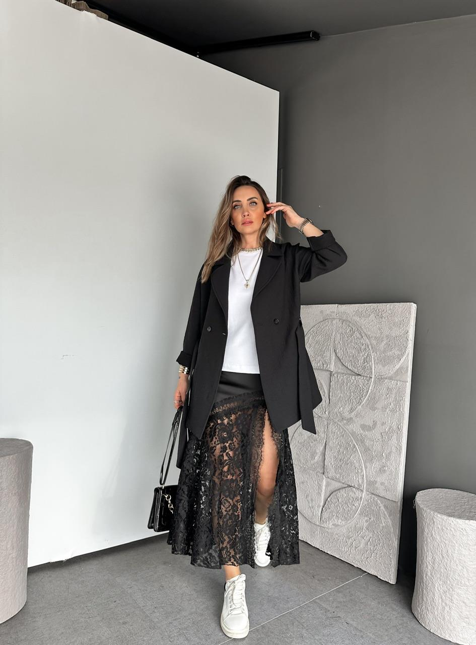 Siyah Yırtmaçlı Dantelli Saten Etek