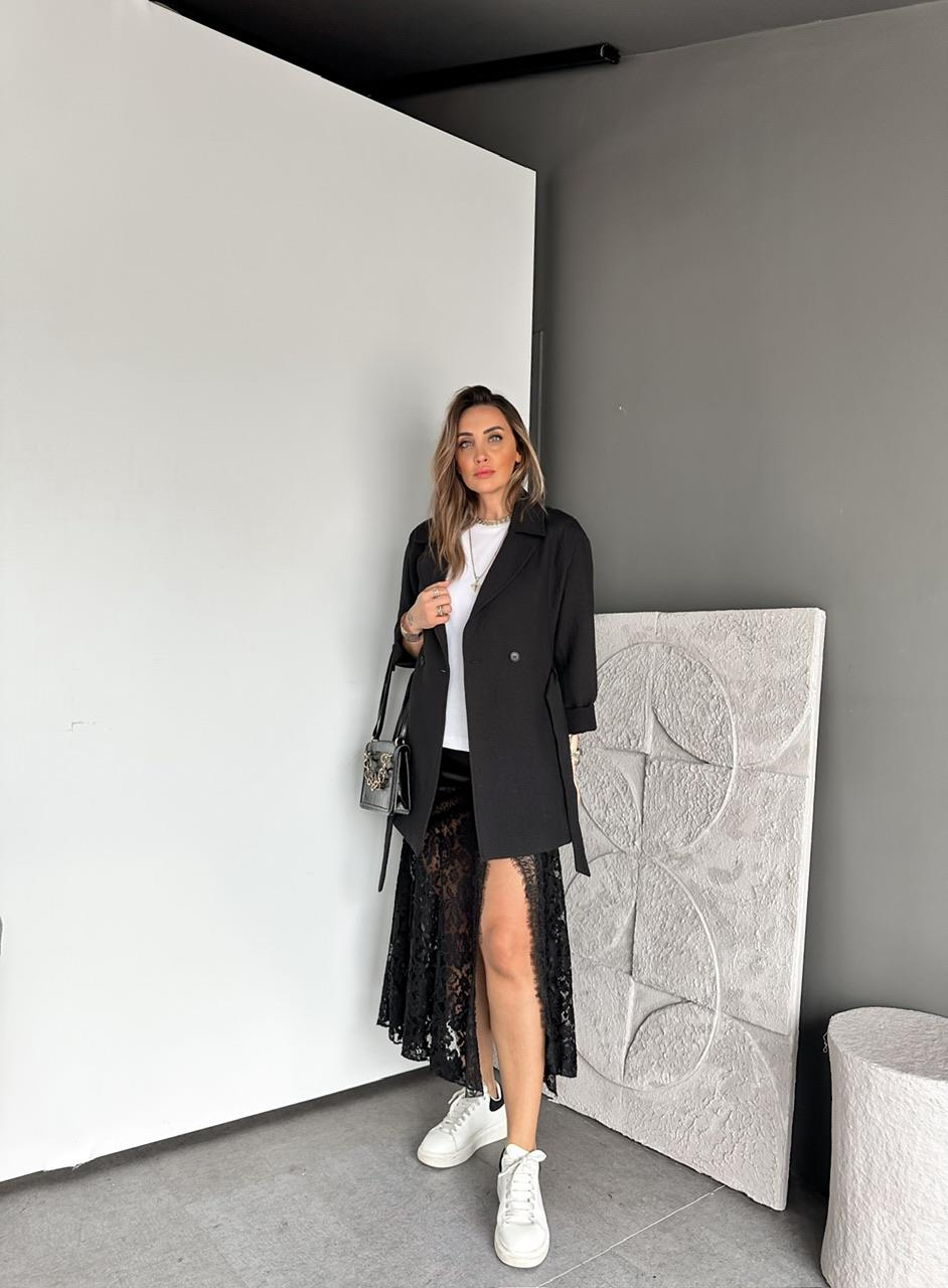 Siyah Yırtmaçlı Dantelli Saten Etek