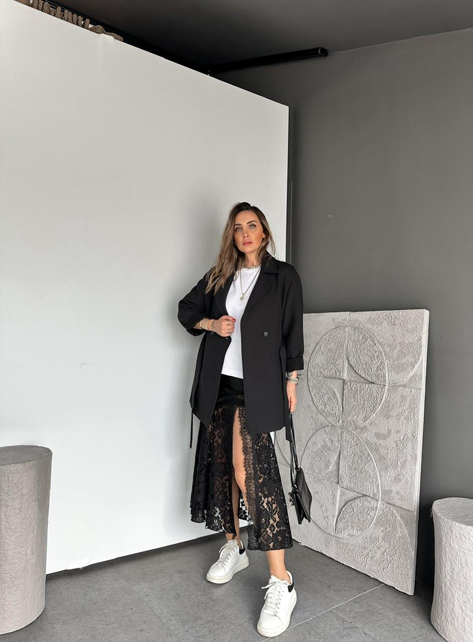 Siyah Yırtmaçlı Dantelli Saten Etek