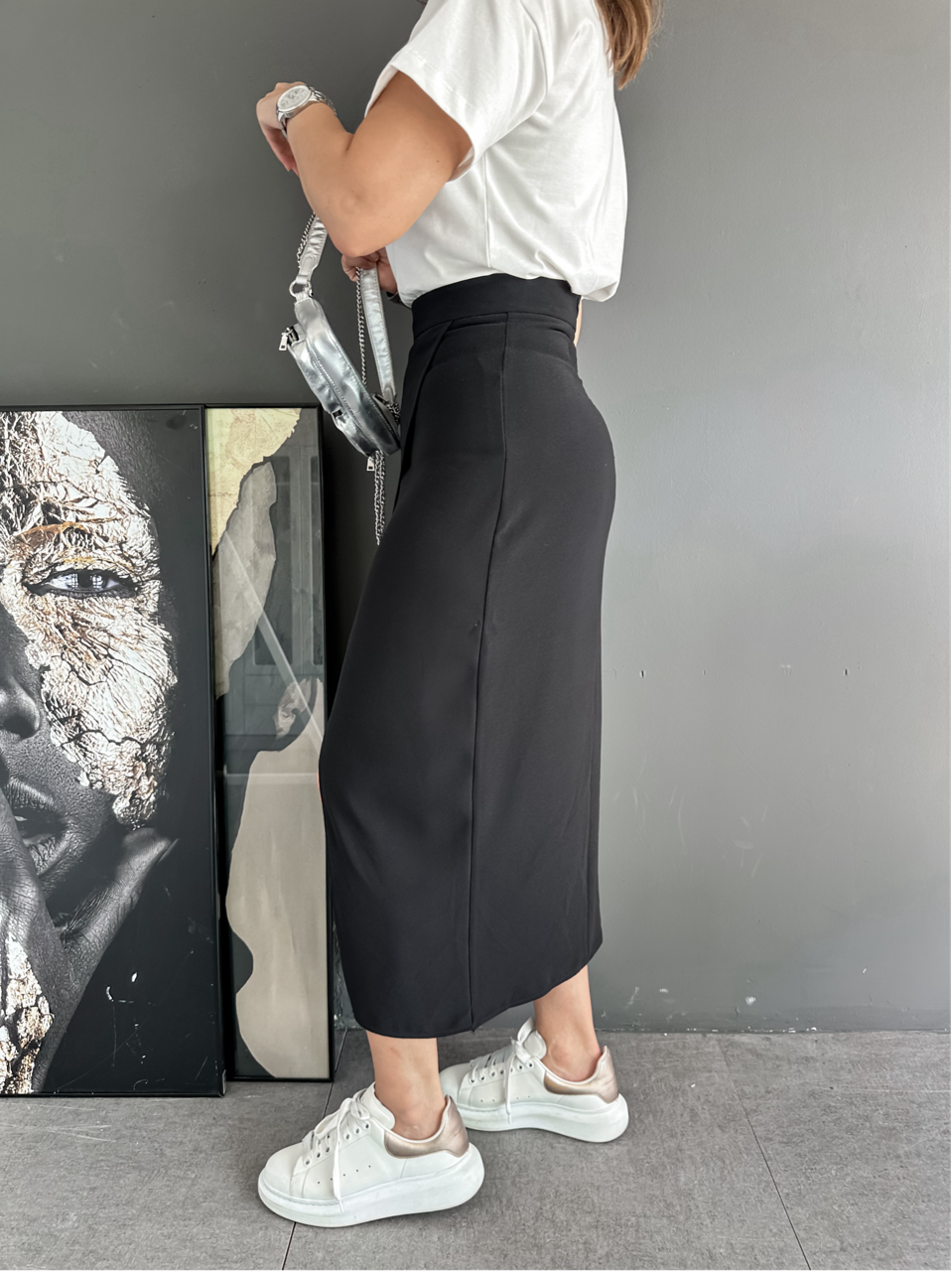 Siyah Yırtmaçlı Midi Boy Etek 