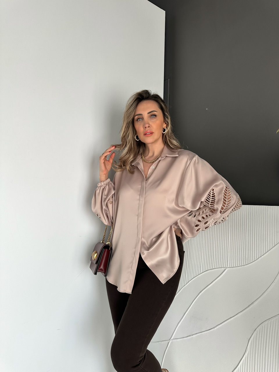 Taş Saten Balon Kol Nakışlı Gömlek