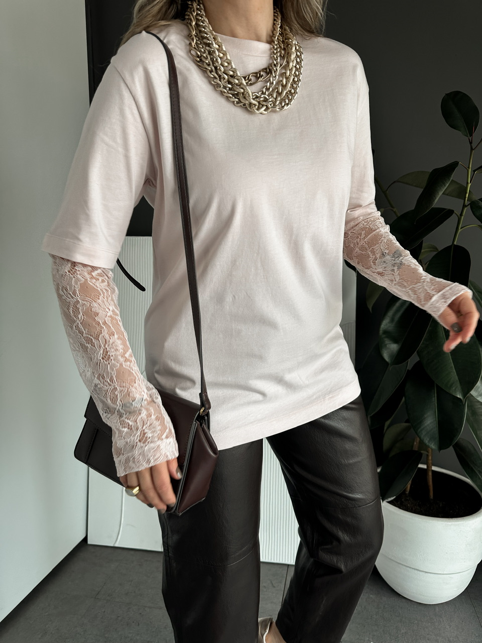 Toz Pembe Kolları Dantelli Orijinal Tshirt