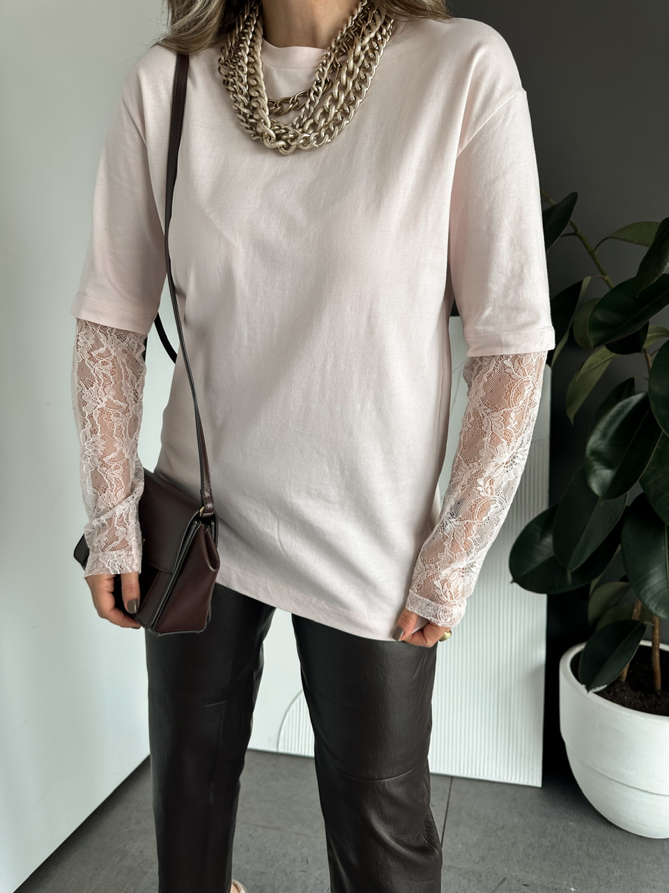 Toz Pembe Kolları Dantelli Orijinal Tshirt