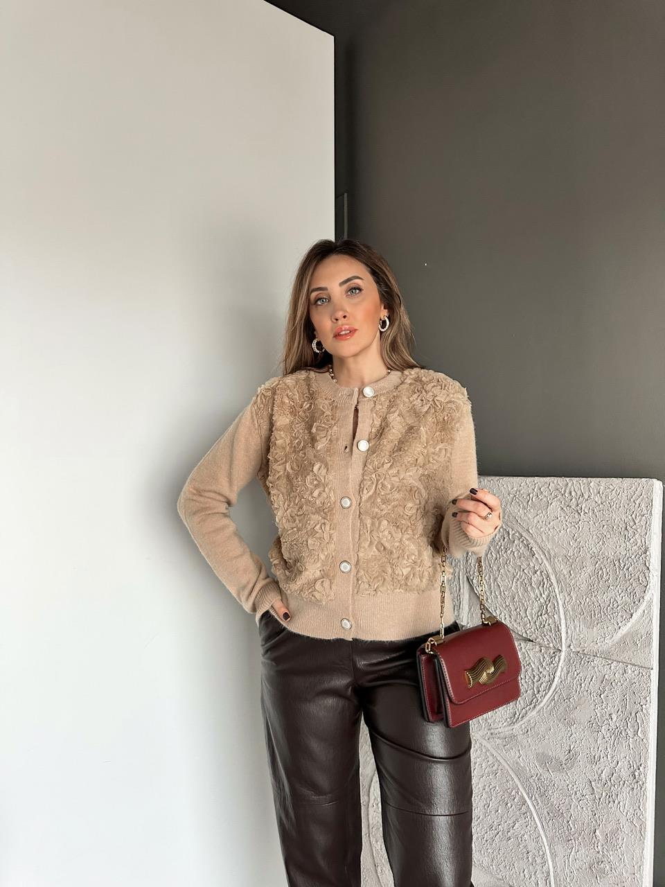 Vizon Çiçekli Kürklü Sedef Düğmeli Hırka