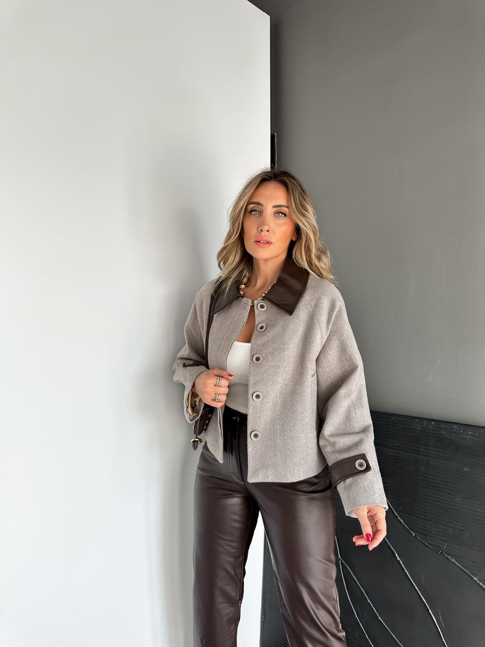 Yakası Ve Kolu Deri Parçalı Ceket
