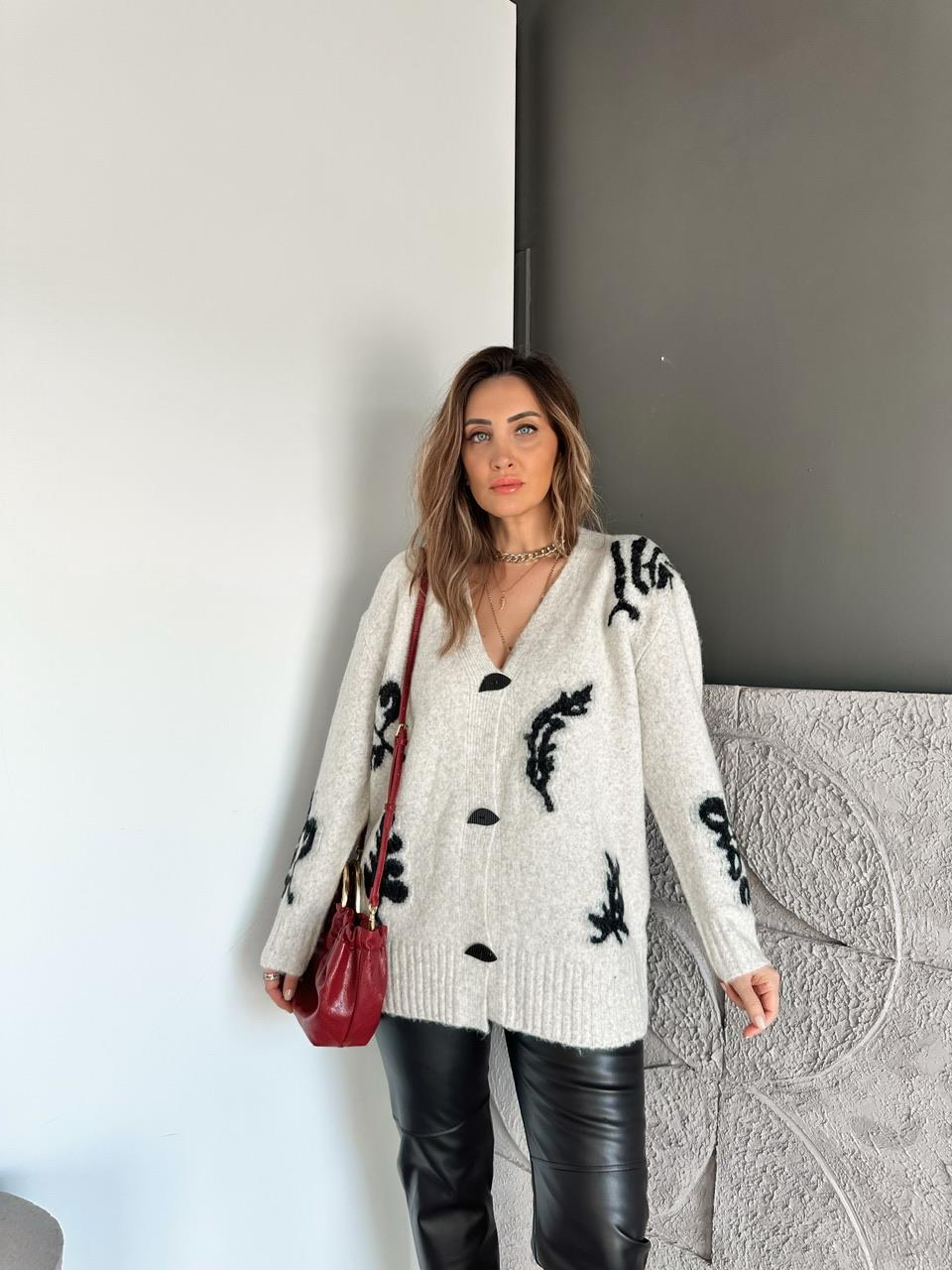 Yaprak Desenli Siyah Düğmeli Hırka