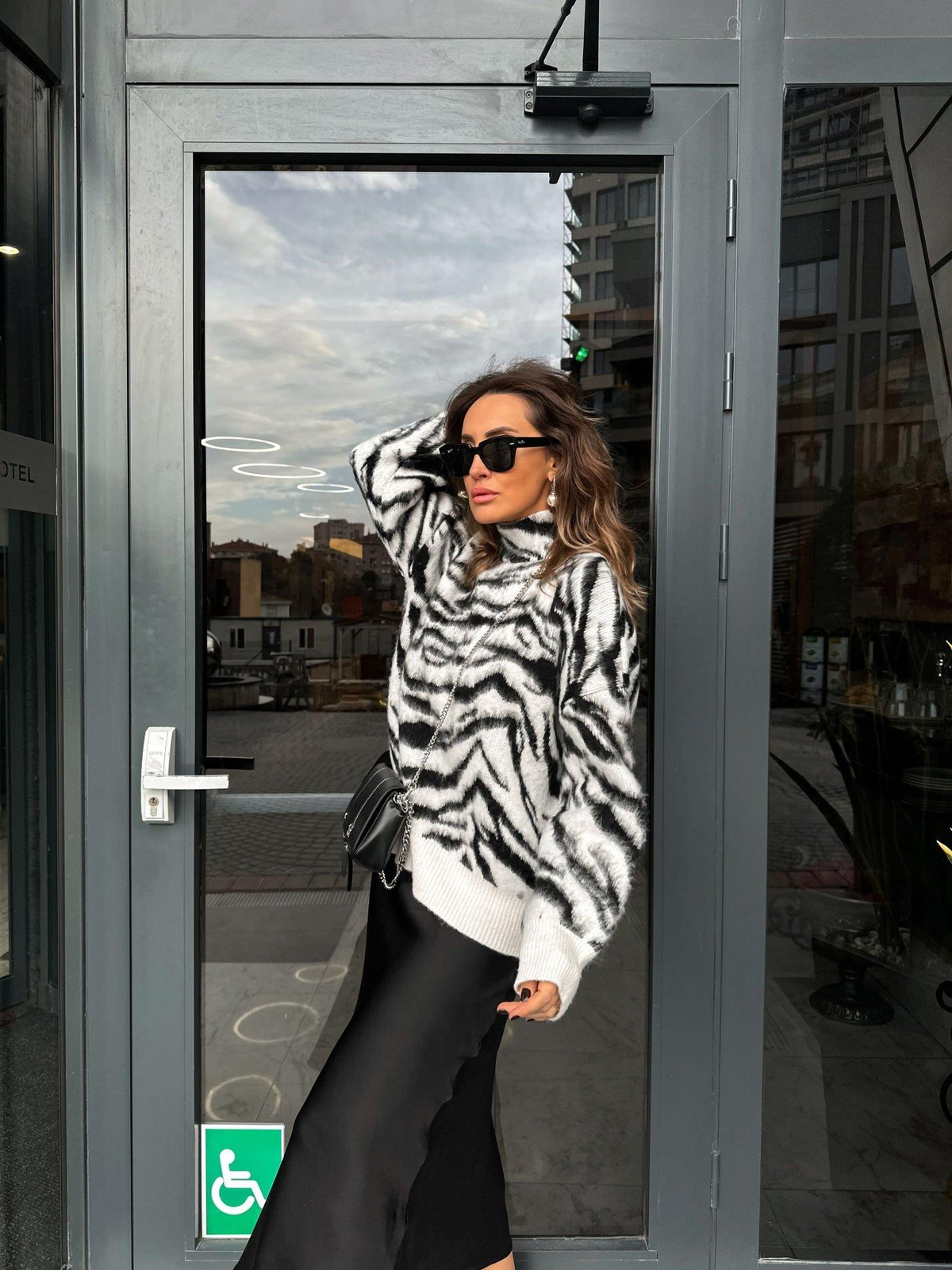 Zebra Desenli Dokulu Kazak