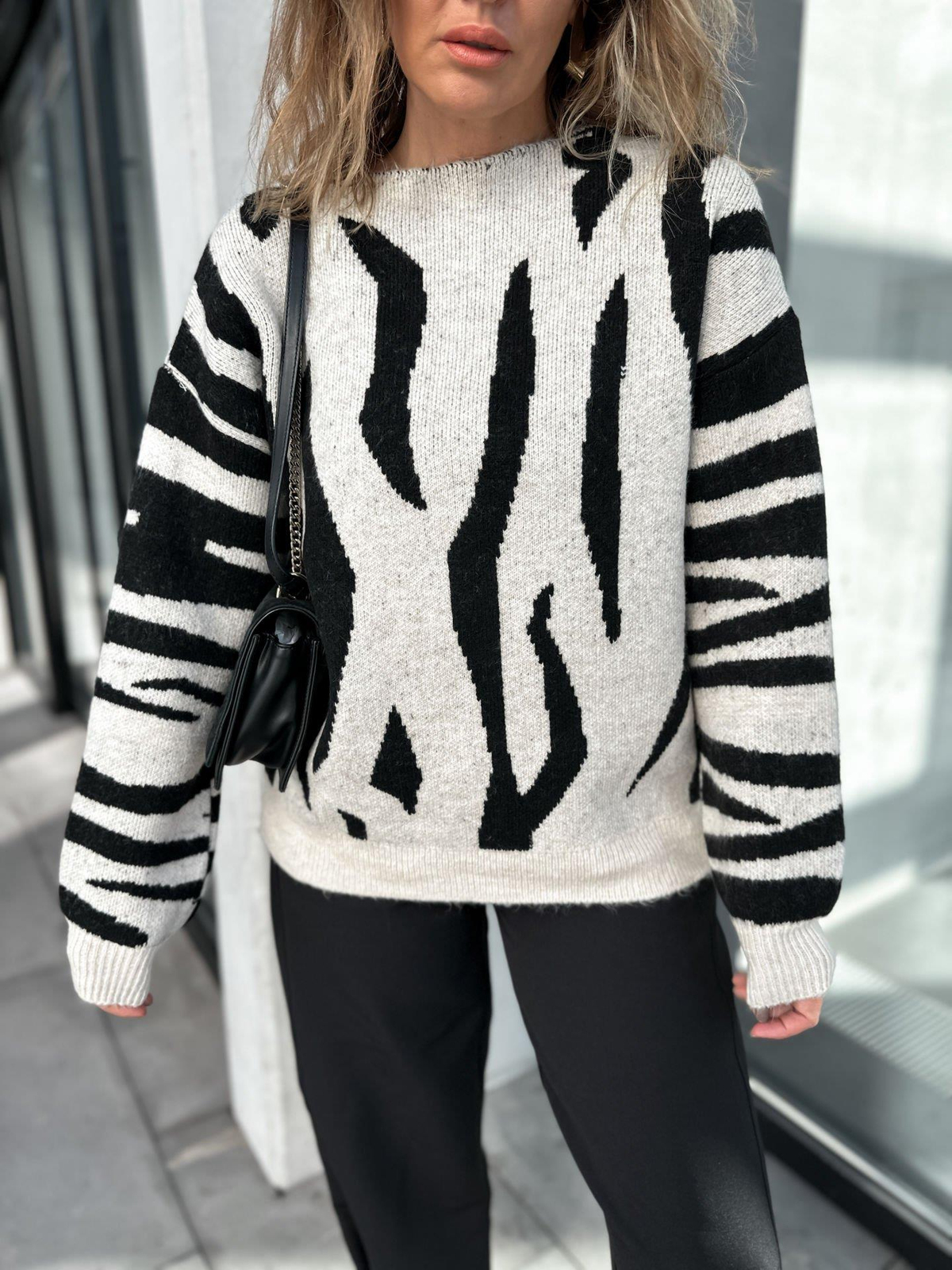 Zebra Desenli Kayık Yaka Kazak