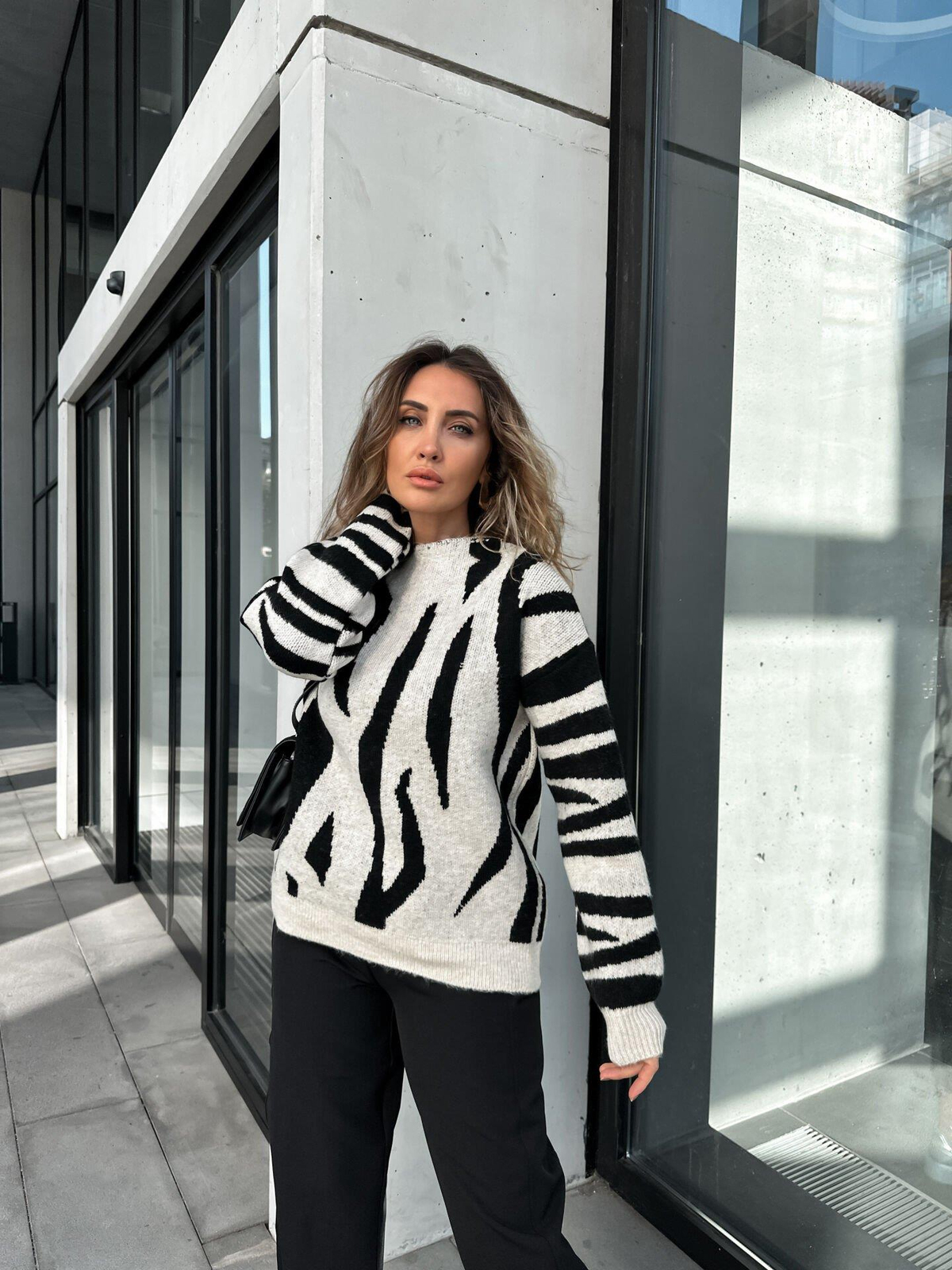 Zebra Desenli Kayık Yaka Kazak