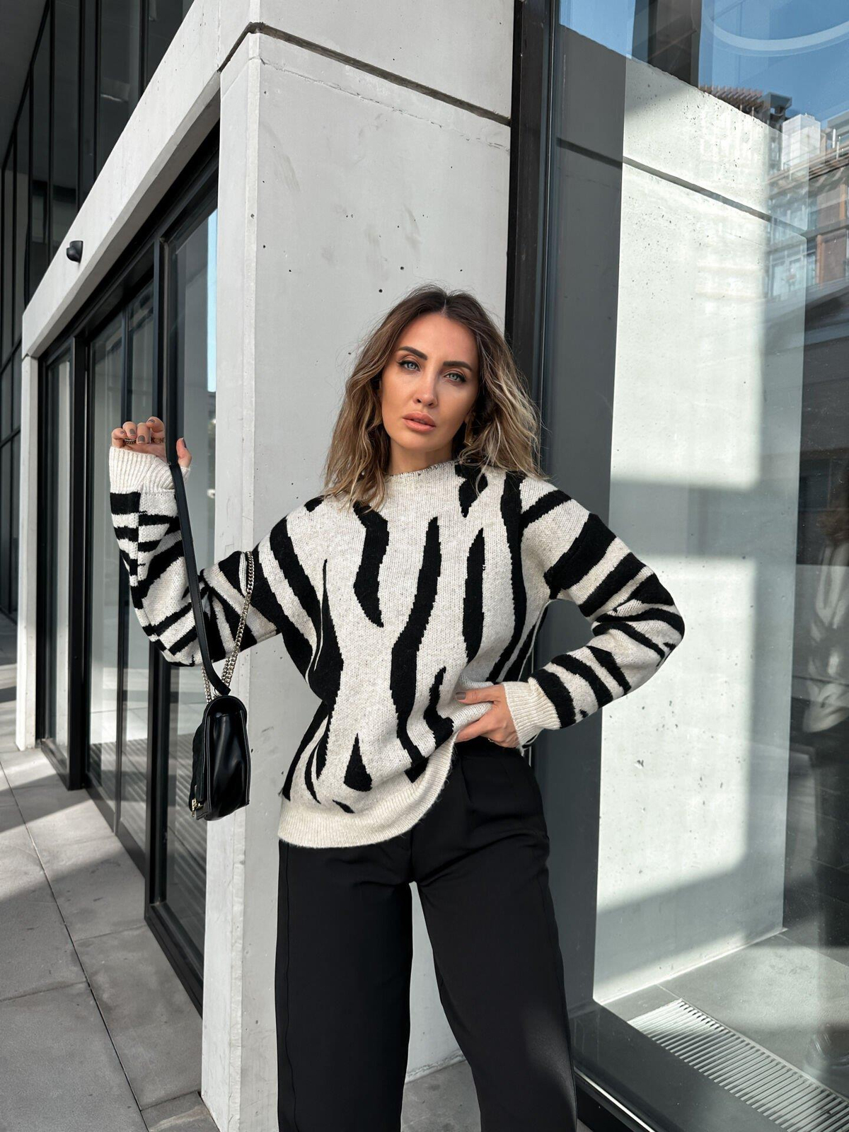 Zebra Desenli Kayık Yaka Kazak