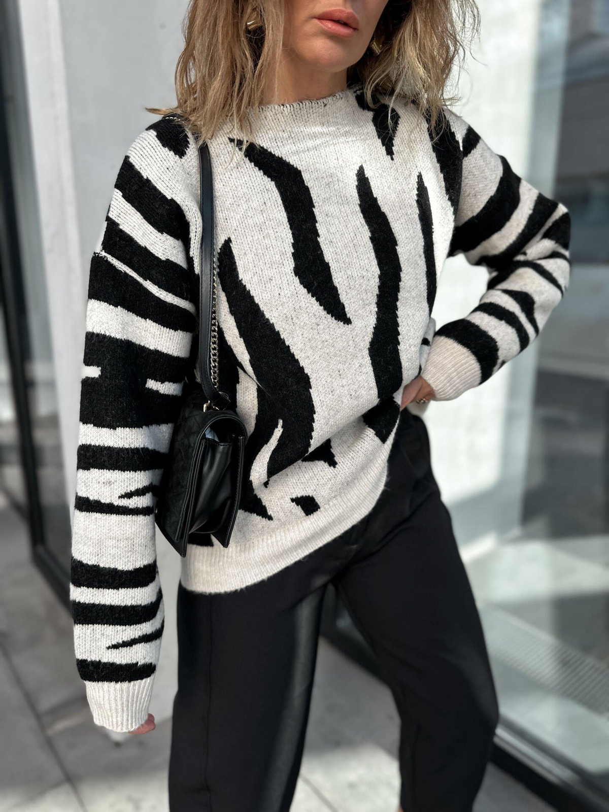 Zebra Desenli Kayık Yaka Kazak