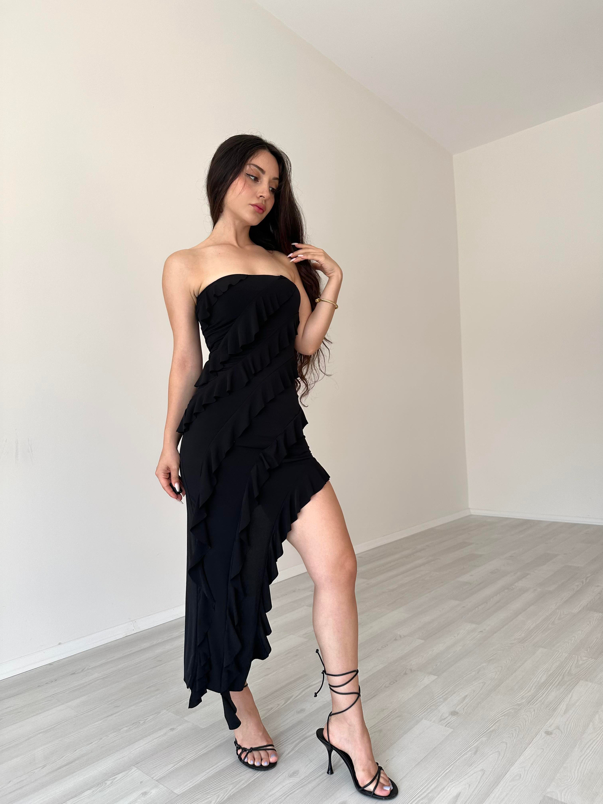 Asimetrik Kesim Volanlı Yasmin Elbise