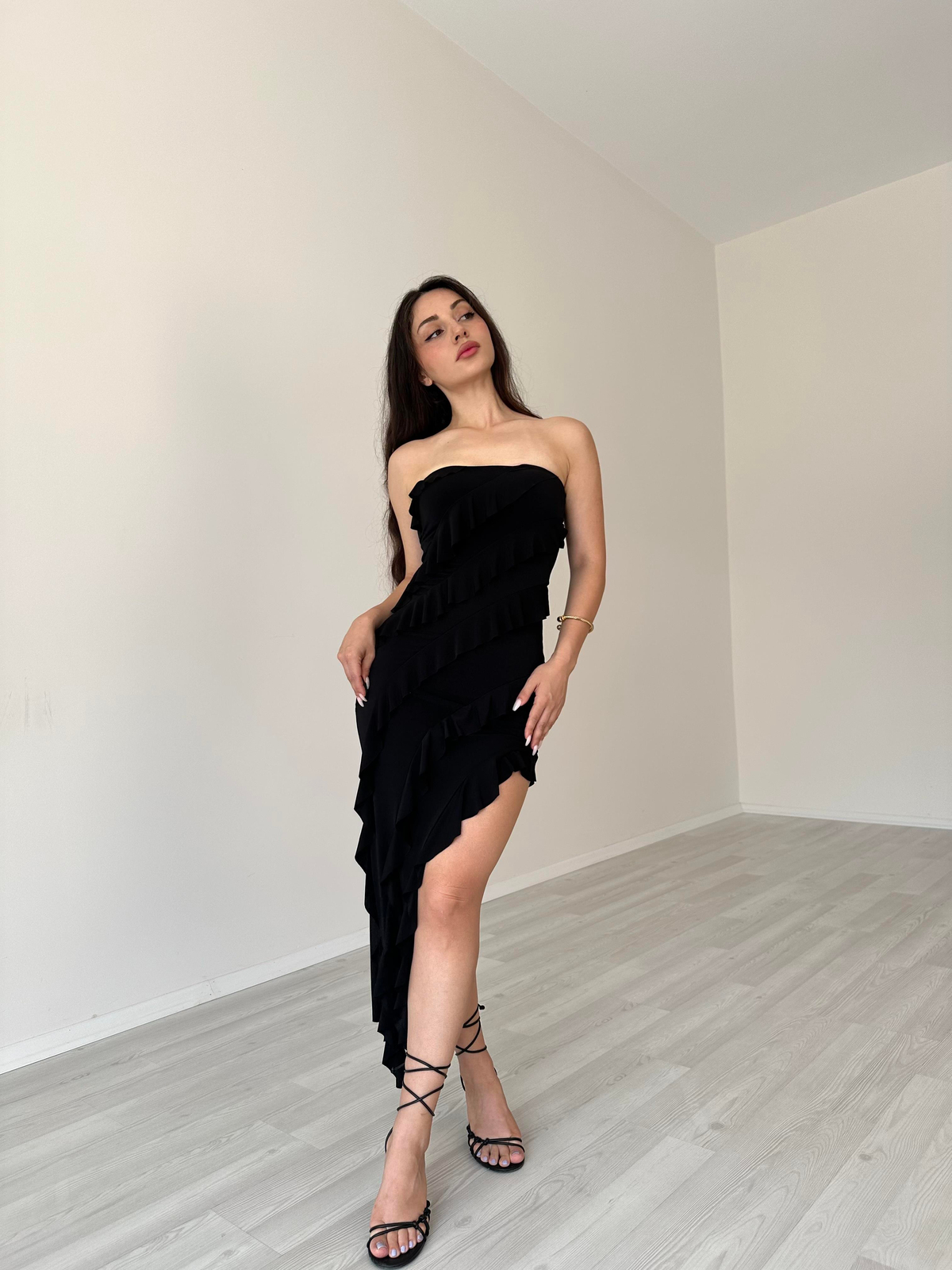 Asimetrik Kesim Volanlı Yasmin Elbise