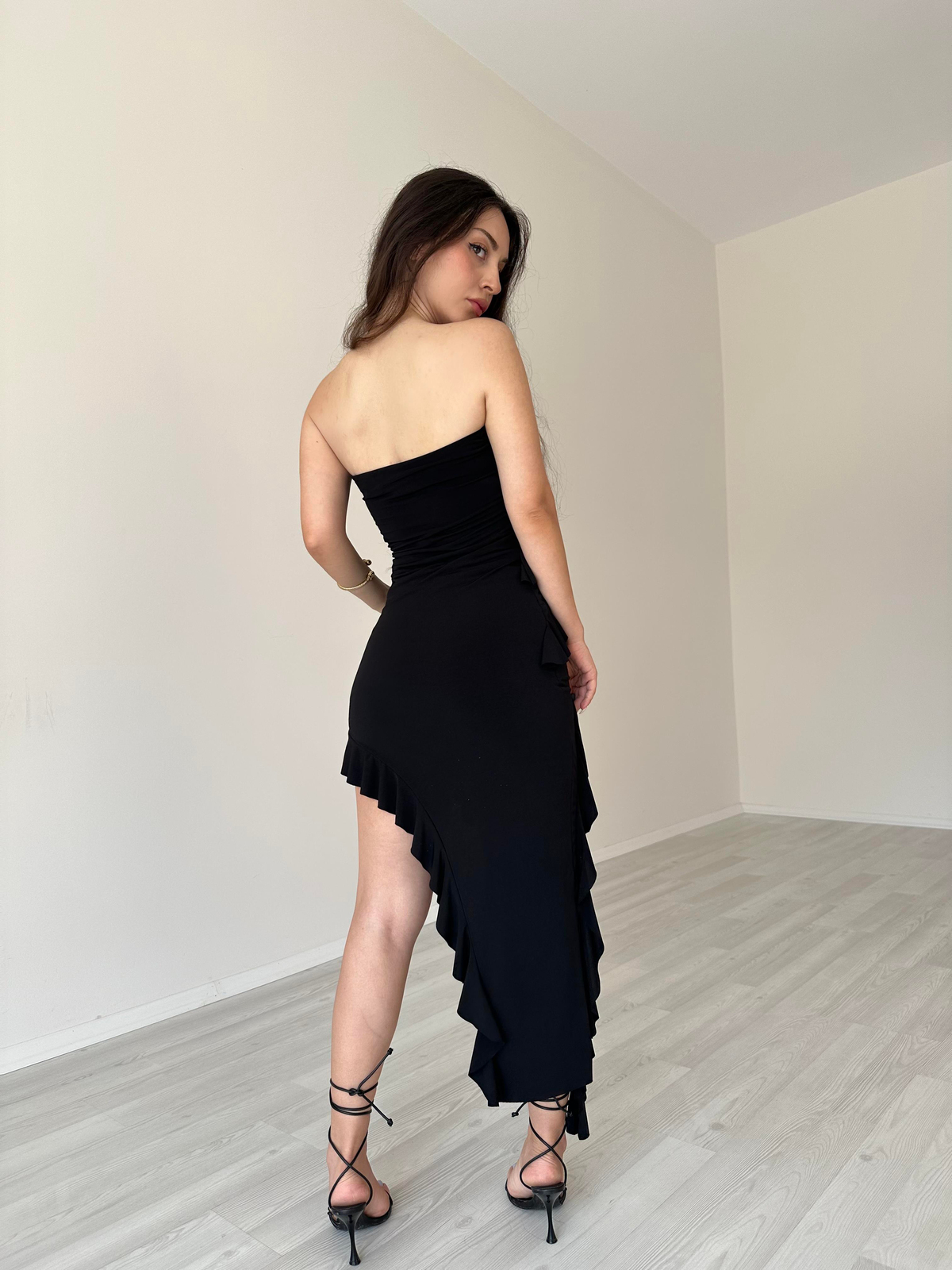 Asimetrik Kesim Volanlı Yasmin Elbise