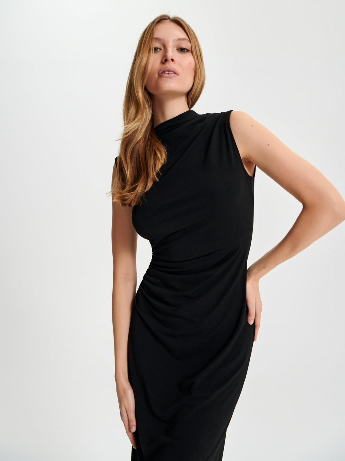 Midi Siyah Drapeli Basic Elbise